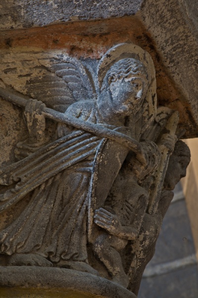 File:Capitel medieval de la Iglesia de Saint Nectaire,Auvergne,Francia 2.jpg